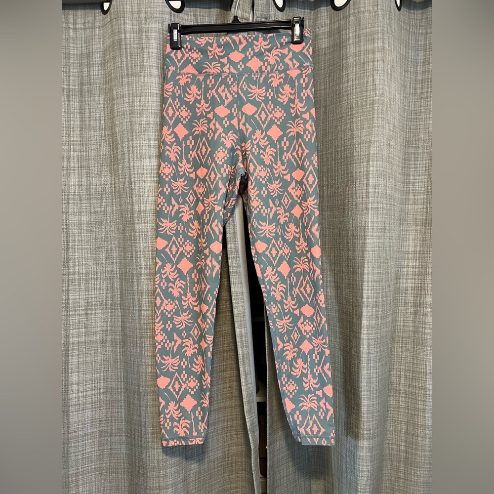 The Upside Leggings with coral Geometric Design